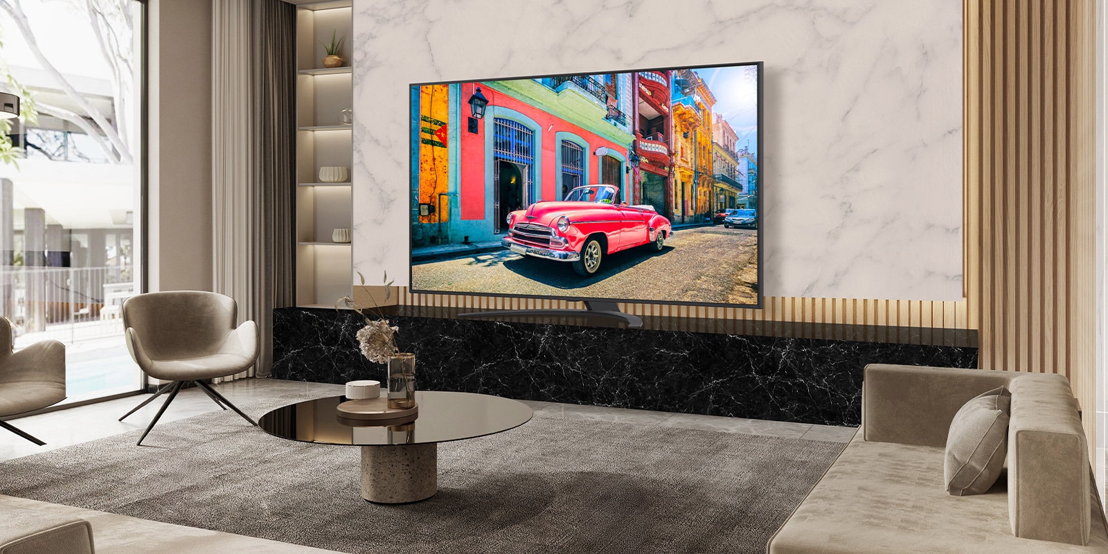 Hay un televisor colgado en la pared de la habitación del hotel, y la pantalla del televisor es brillante y clara.