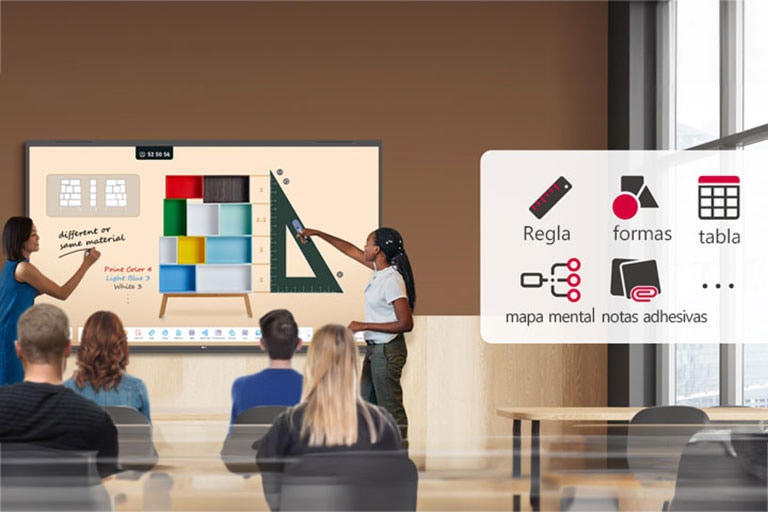 Durante la clase, una persona escribe en la pantalla TR3PN, mientras que otra utiliza una herramienta del menú.