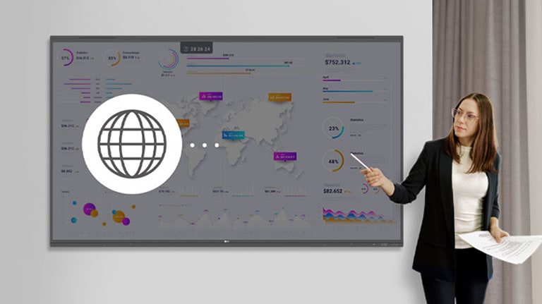 Durante la presentación, una mujer utiliza la función de navegador web del TR3PN, realiza búsquedas en tiempo real y comparte los resultados con otras personas.