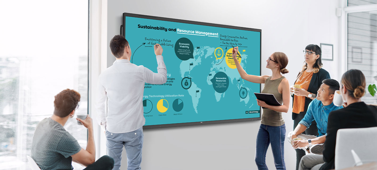 En la sala de reuniones, los asistentes intercambian ideas activamente escribiendo al mismo tiempo en la pantalla LG CreateBoard.