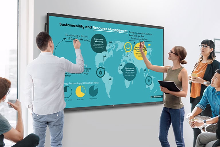 En la sala de reuniones, los asistentes intercambian ideas activamente escribiendo al mismo tiempo en la pantalla LG CreateBoard.