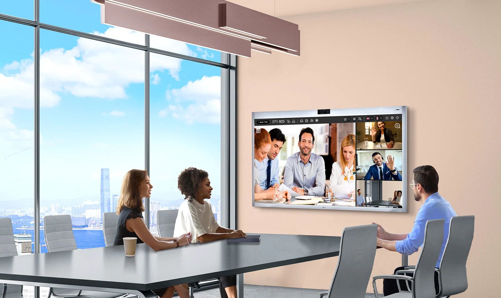 Todo en uno<br> Pantalla de videoconferencias<br> para una máxima productividad1