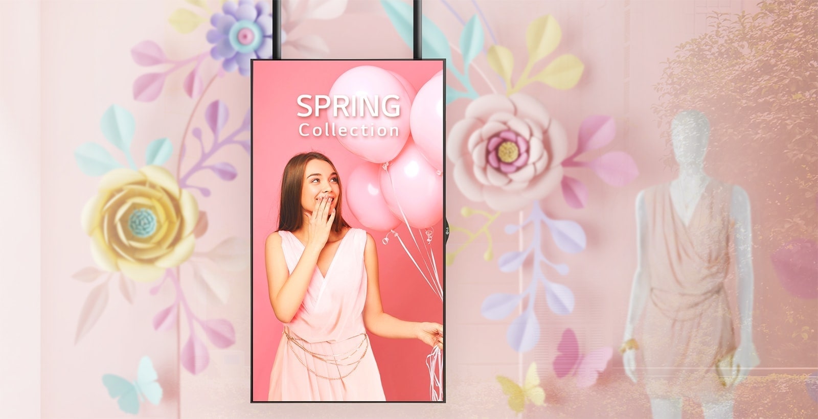 La pantalla con marco fino, instalada al lado de un maniquí en la ventana de una tienda, muestra claramente los anuncios promocionales a los clientes