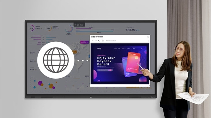 Durante la presentación, una mujer utiliza la función del navegador web, buscando en tiempo real y compartiendo los resultados con otros.