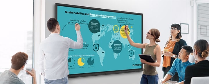 En la sala de reuniones, los usuarios intercambian ideas activamente escribiendo simultáneamente en la pantalla de la pizarra digital interactiva de LG.