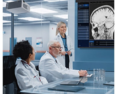 Escenas del uso de LG ProBeam en hospitales.