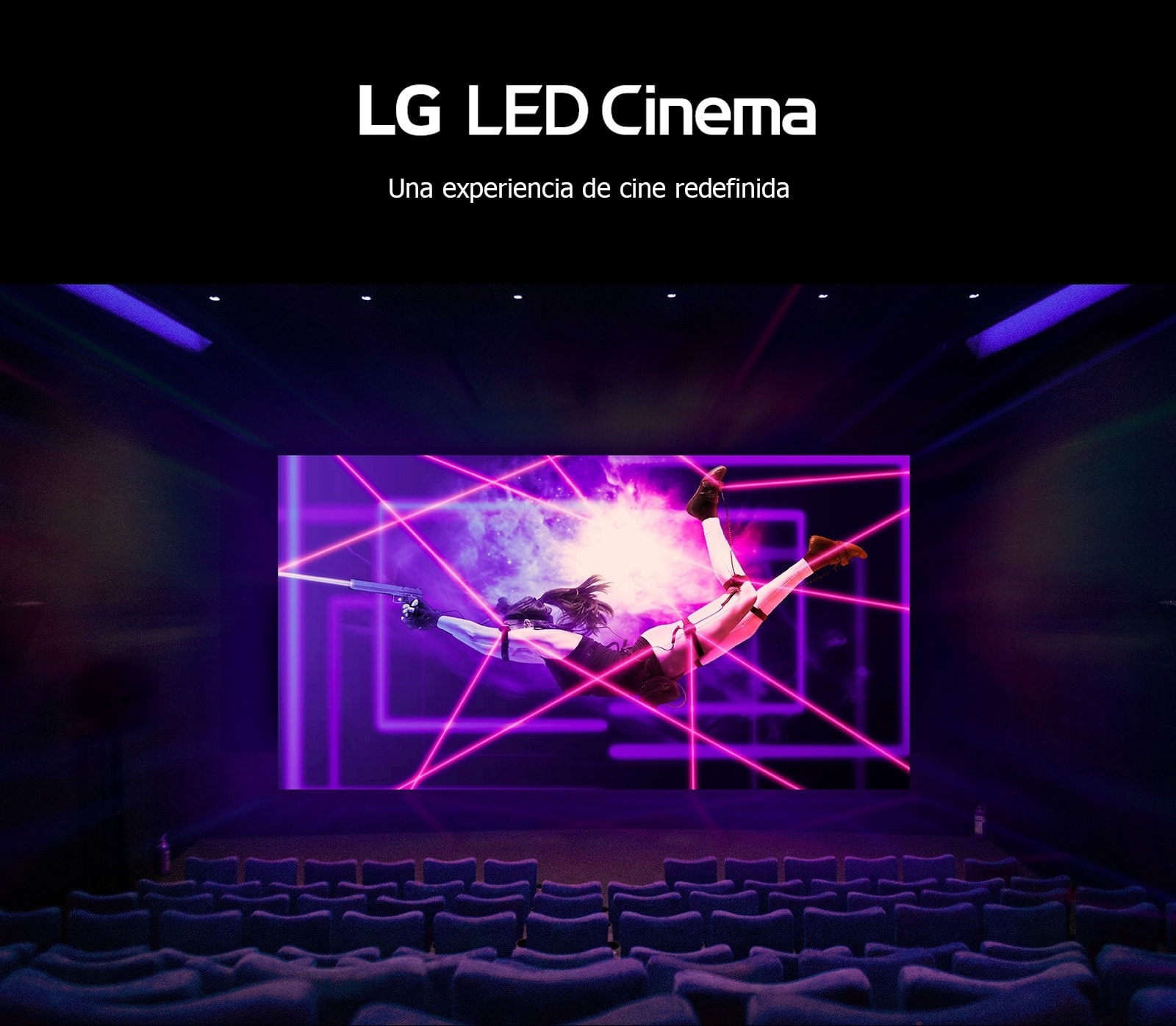 Una gran pantalla LED muestra una escena de acción colorida y animada en el cine.