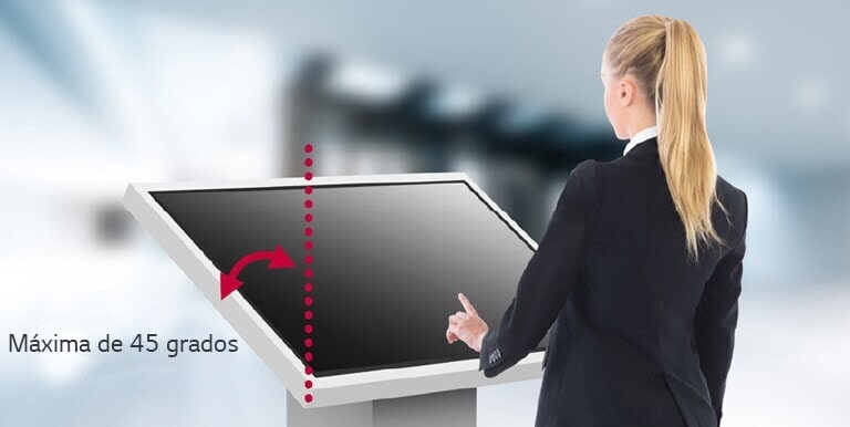 Se muestra una mujer tocando una TNF5J instalada apuntando hacía abajo. La TNF5J se instala inclinada hacia la mujer para que pueda ver correctamente el contenido de la pantalla.