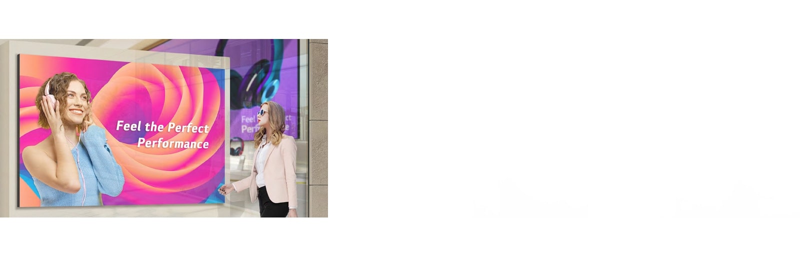 Una mujer con gafas de sol está viendo los anuncios de la pantalla instalada en una vitrina, y los anuncios de la pantalla son muy visibles incluso bajo la fuerte luz del sol.