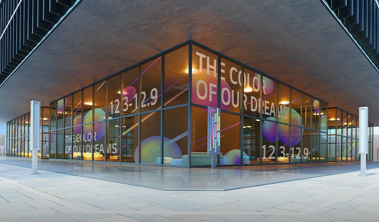 La película LED transparente está instalada en la pared de vidrio del primer piso del edificio. El contenido se muestra en colores vivos, mientras que, al mismo tiempo, la parte que carece de color es transparente, por lo que se puede ver el interior del edificio detrás de la película LED.