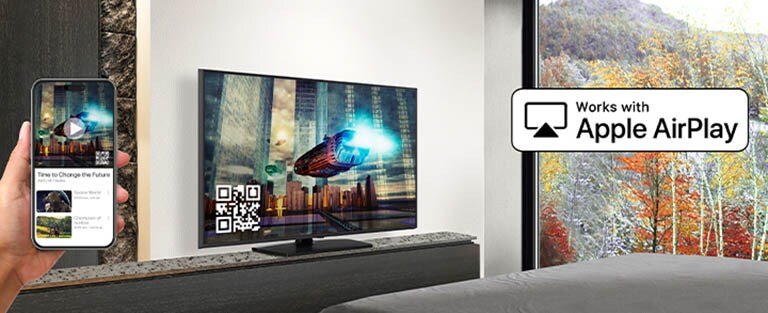 Un huésped del hotel está emparejando su iPhone con el televisor de la habitación a través de AirPlay.