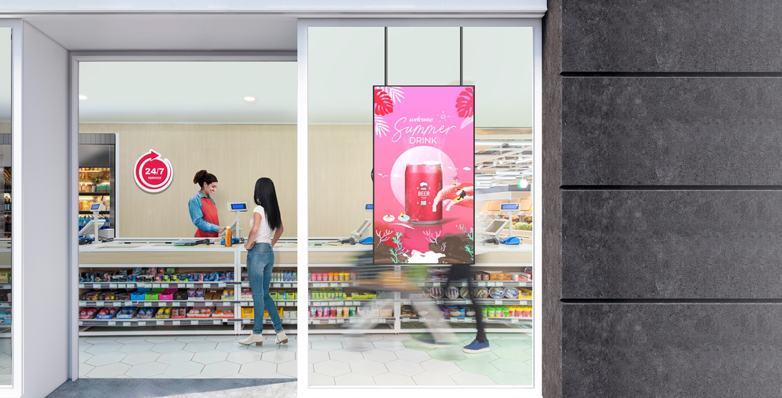Una gran pantalla LED está instalada en la ventana dentro de la tienda de conveniencia, mostrando anuncios vívidos y brillantes a través del vidrio.