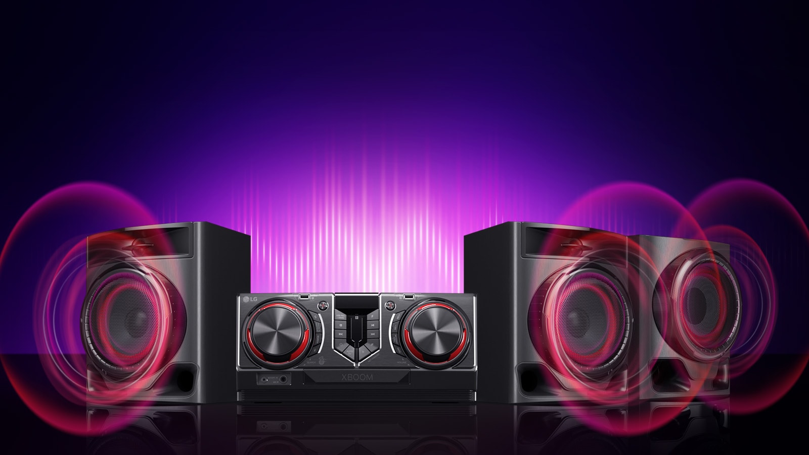 El sistema de altavoces CJ45 está colocado sobre una superficie reflectante y los gráficos de sonido salen de cada woofer. Detrás del sistema, se muestra un gráfico de ecualizador de color violeta.