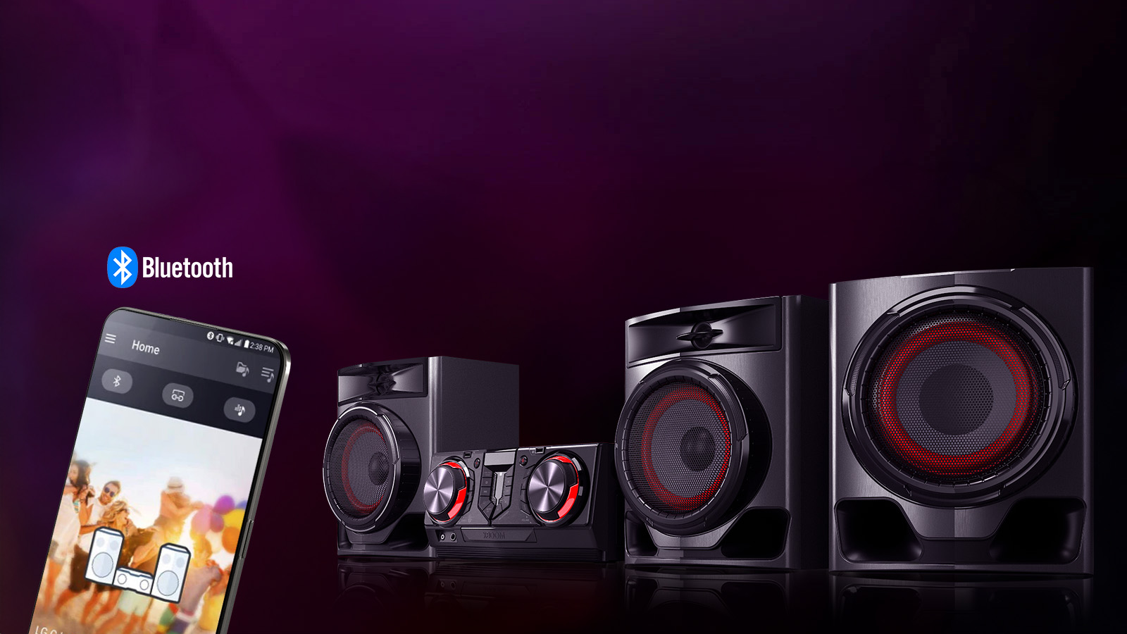 La imagen muestra un fondo borroso. A la izquierda, un primer plano de un teléfono inteligente muestra una pantalla de aplicación remota. A la derecha, el sistema CJ45 está colocado en un ángulo de 45 grados sobre una superficie reflectante negra.