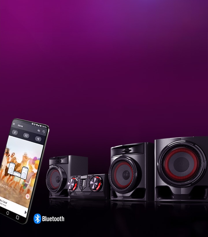 La imagen muestra un fondo borroso. A la izquierda, un primer plano de un teléfono inteligente muestra una pantalla de aplicación remota. A la derecha, el sistema CJ45 está colocado en un ángulo de 45 grados sobre una superficie reflectante negra.