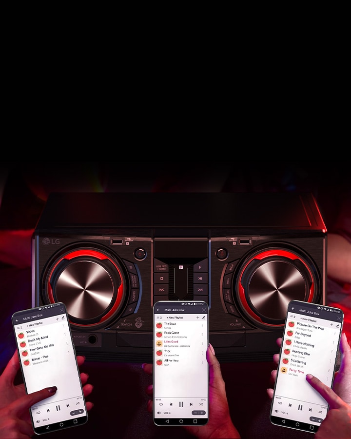 La imagen muestra un fondo de fiesta. Hay una vista superior de un receptor flotando contra el fondo. Frente al receptor, tres manos sostienen teléfonos inteligentes y las pantallas de los teléfonos inteligentes muestran una interfaz de usuario Multi Juke Box.