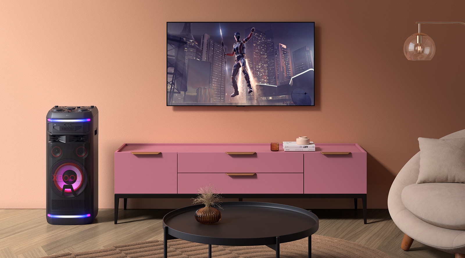 El LG XBOOM OK99M se coloca en el salón. En el centro, un televisor LG está colgado en la pared y muestra una escena de película.