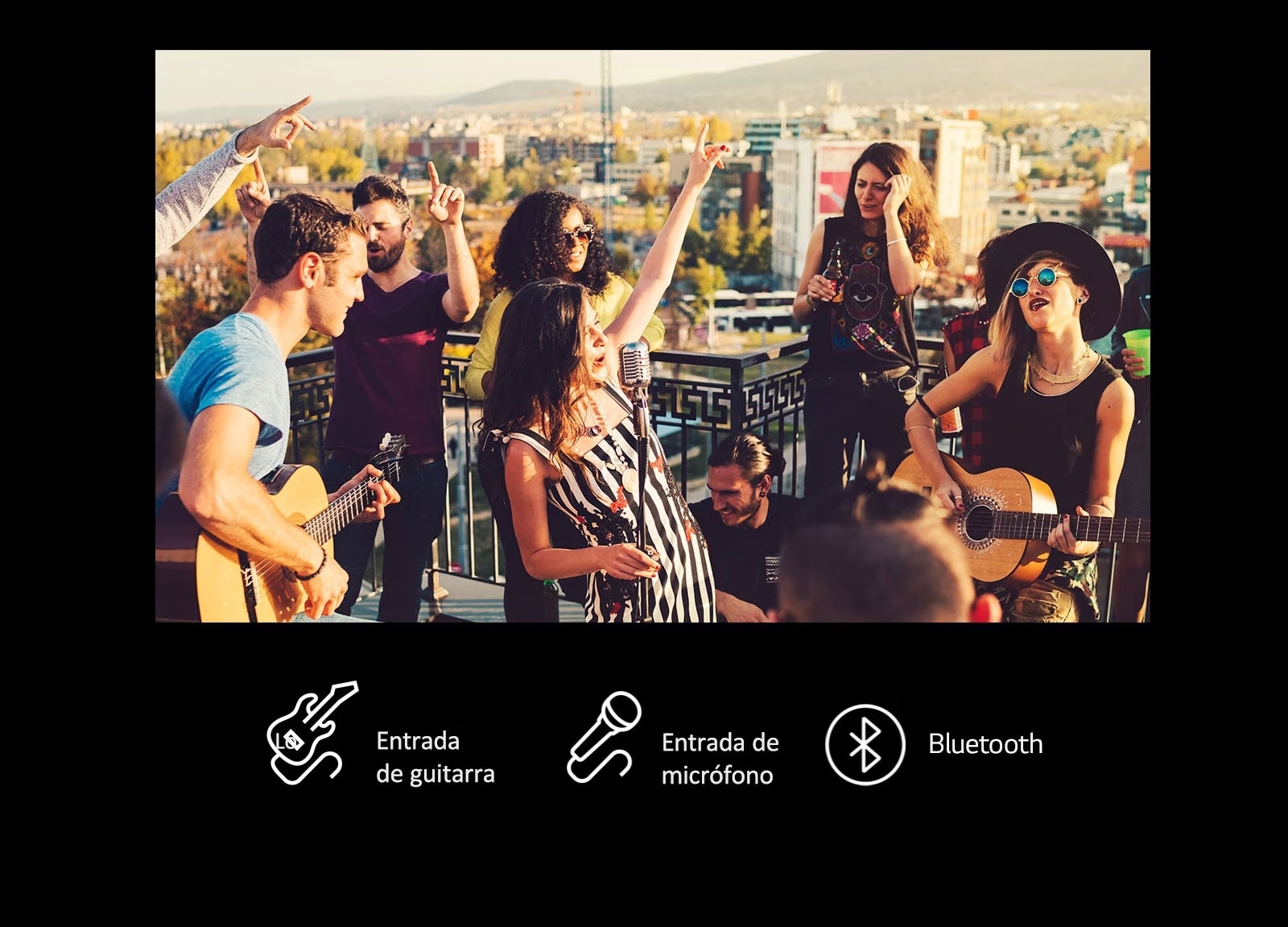 Hay gente disfrutando de un concierto acústico con LG XBOOM XL9T. Debajo de la imagen, se muestran íconos de guitarra, micrófono y bluetooth.