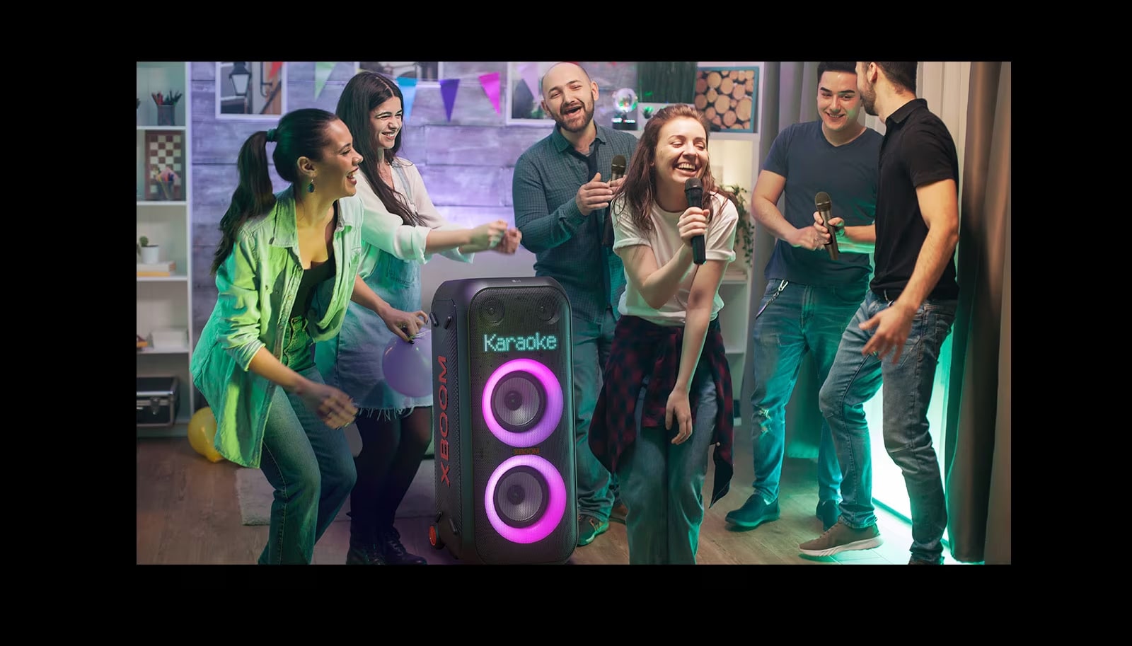 Hay gente disfrutando del karaoke en el salón.