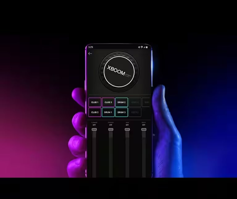 Una mano sostiene un teléfono inteligente y muestra la aplicación DJ.