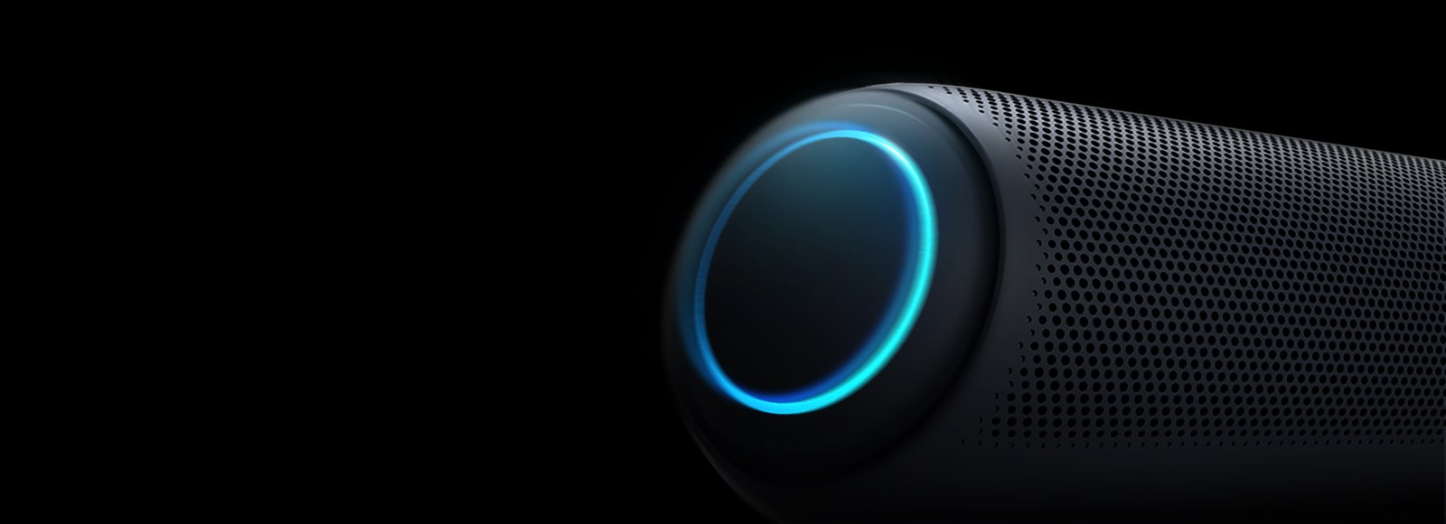 Sobre un fondo negro, hay un primer plano del woofer izquierdo del LG XBOOM Go con iluminación azul cielo.