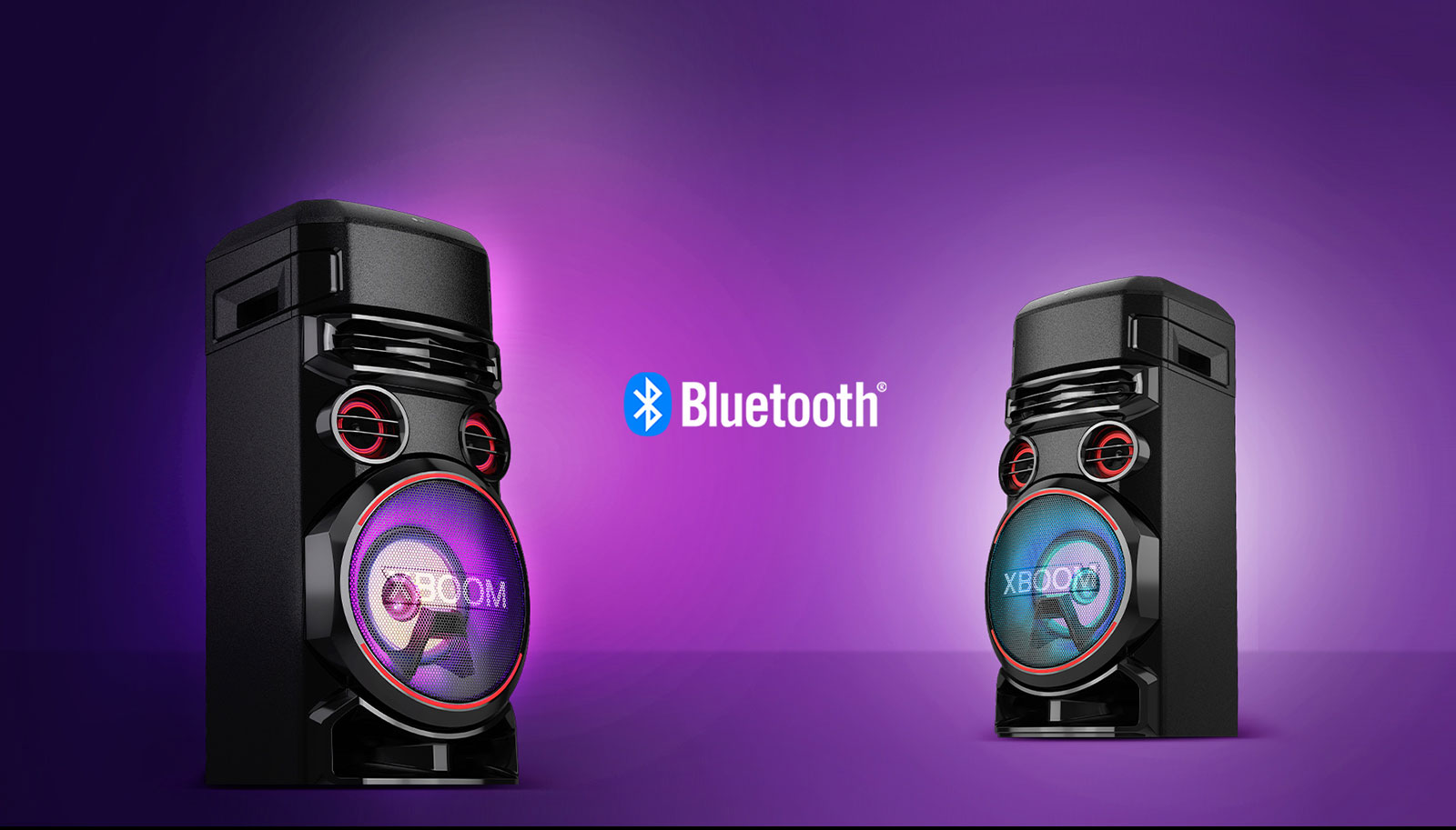Dos LG XBOOM uno frente al otro en ángulo diagonal contra un fondo morado con un logotipo de Bluetooth en el medio.