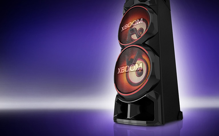 Una vista de ángulo bajo del lado derecho de LG XBOOM contra un fondo morado. Las luces de XBOOM son rojas.