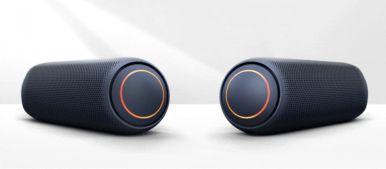 Sobre un fondo blanco, dos XBOOM Go apuntan el uno al otro. Ambos tienen luz roja.