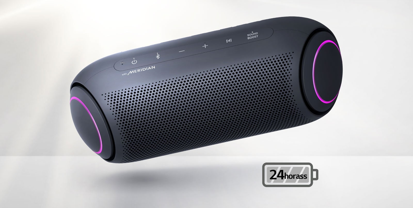 LG XBOOM Go se inclina hacia la izquierda y flota en el aire. La iluminación del woofer es magenta.