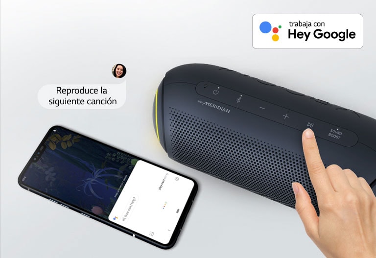 Una mano presiona un botón en LG XBOOM Go. Un teléfono inteligente está al lado. Hay una burbuja de diálogo. El logotipo de Google está en la esquina superior derecha.