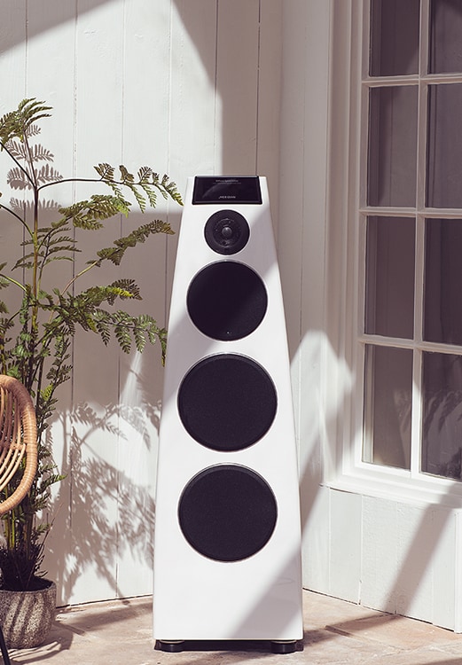 Un diseño de cuatro imágenes relacionadas con el audio Meridian