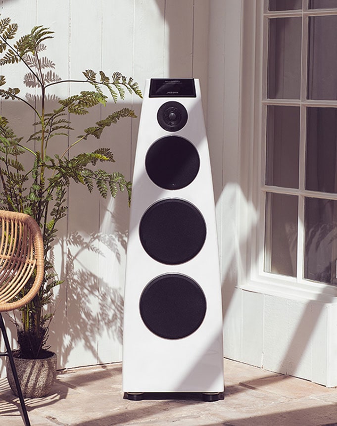 Un diseño de cuatro imágenes relacionadas con el audio Meridian