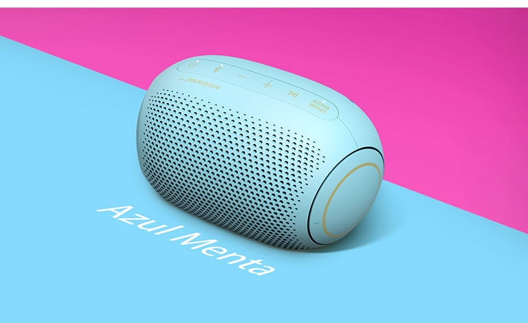 Una gomita color menta polar en forma de LG XBOOM Go PLB2B puesto sobre un fondo azul y naranja.