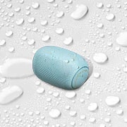 LG Bocina portátil XBOOM Go PL2 | Color celeste| Bluetooth | Certificación IPX5 | Tecnología de Sonido Meridian, Una vista superior de un LG XBOOM Go sobre una superficie blanca con gotas de agua, PL2B, thumbnail 4