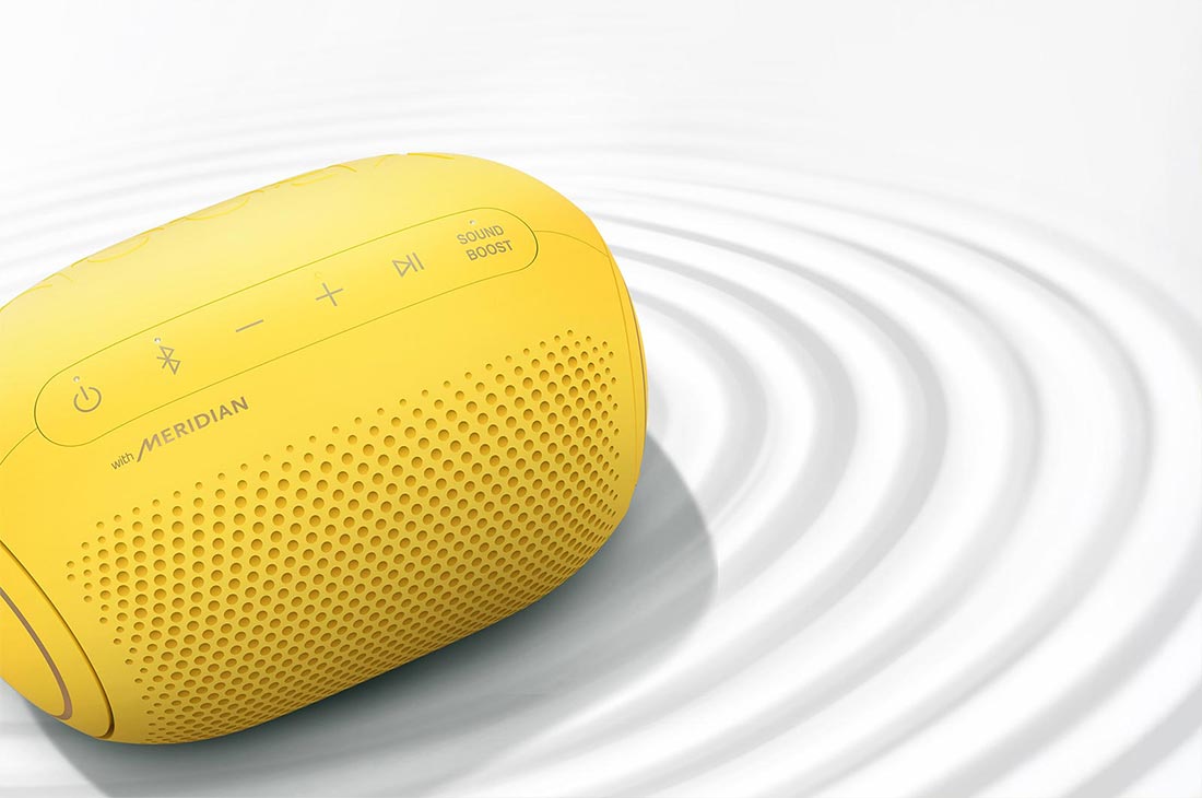 LG Bocina portátil XBOOM Go PL2 | Color amarillo| Bluetooth | Certificación IPX5 | Tecnología de Sonido Meridian, A top view of an LG XBOOM Go on a white surface with a ripple effect, PL2S, thumbnail 3