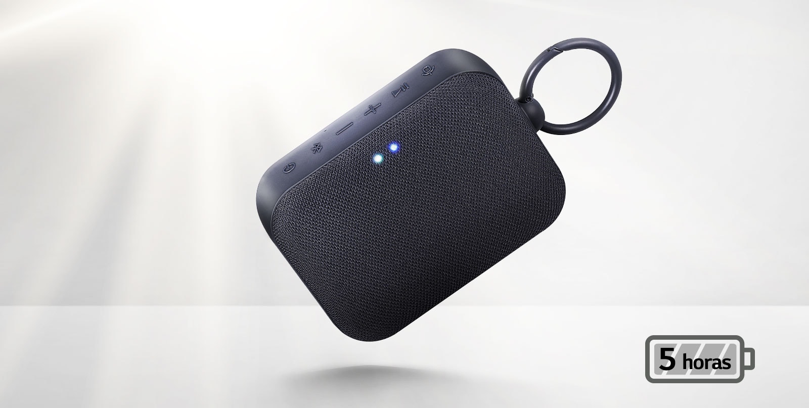 Una vista frontal del LG XBOOM Go flotando en un ángulo.  Una Luz que viene de atrás.