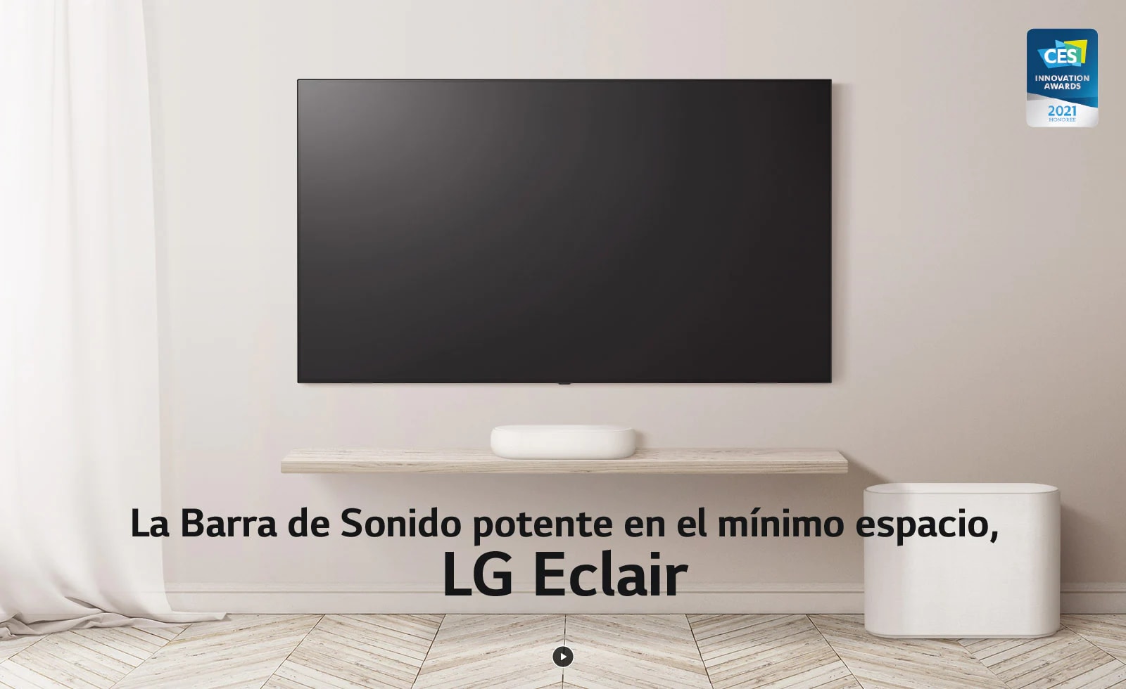 Una copia "Como nada que hayas visto" está escrita en una pantalla negra. Una copia desaparece y aparece una barra de sonido y un televisor, colocado en un piso de madera y hay una cortina ondeando a la izquierda. Logotipo de los PREMIOS A LA INNOVACIÓN CES colocado en la esquina derecha.