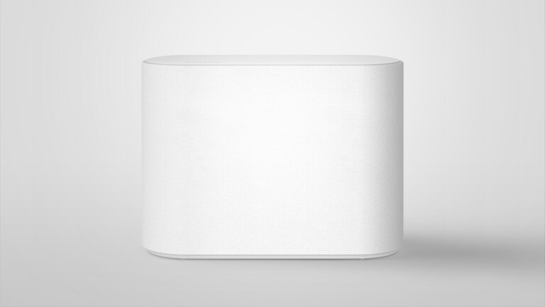 Un subwoofer se coloca sobre un piso blanco. La escena cambia para enfocar dos componentes dentro del subwoofer que están vibrando levemente y efectos de ondas de sonido que salen de los dos componentes. La escena cambia para alejarse una vez más y mostrar el exterior de un subwoofer.