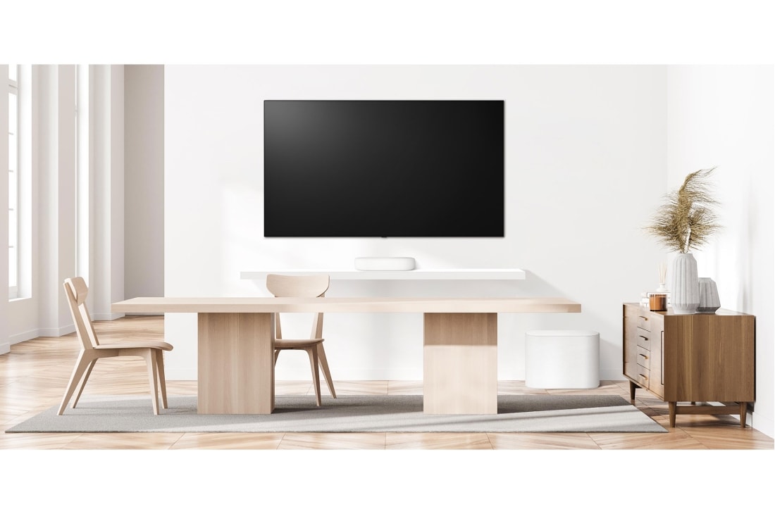 LG Barra de sonido compacta LG QP5W Éclair de 320W de potencia 3.1.2 canales con calidad de sonido Hi-Res Audio, Dolby Atmos, DTS:X  y HDMI eARC., Una vista frontal de una barra de sonido y un subwoofer colocados en un comedor, QP5W, thumbnail 5