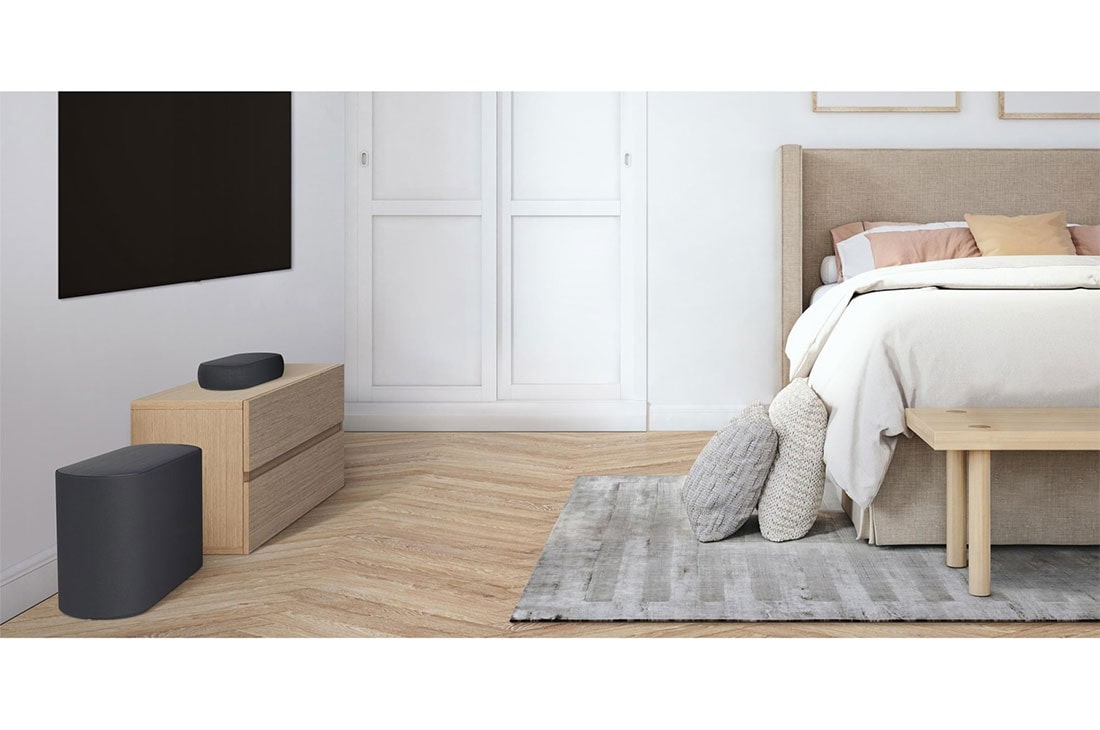 LG Barra de sonido compacta LG QP5 Éclair de 320W de potencia 3.1.2 canales con calidad de sonido Hi-Res Audio, Dolby Atmos, DTS:X y HDMI eARC., Una vista lateral de una barra de sonido y un subwoofer colocados en un gabinete de madera en un dormitorio acogedor, QP5, thumbnail 4