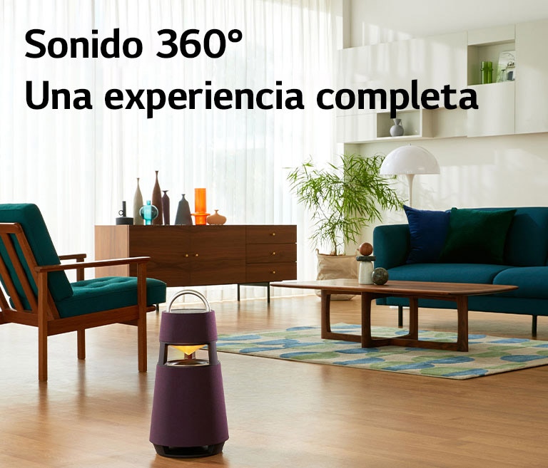 Una imagen de una mujer sentada en un sofá escuchando música con un XBOOM 360 frente a ella.