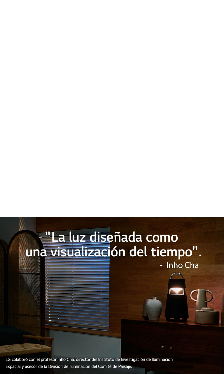 Imagen del XBOOM 360 que se ilumina en una estantería en una habitación oscura. Una copia de "la luz diseñada como una visualización del tiempo" está colocada en la imagen.