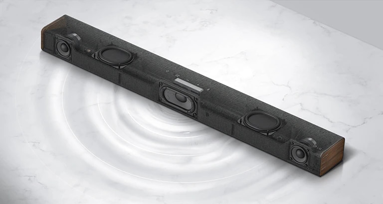 Vista diagonal de la barra de sonido LG transparente con el lado derecho hacia adelante. Se muestran el subwoofer incorporado y los radiadores pasivos duales dentro de un producto y el gráfico de la longitud de onda se muestra en un piso de mármol blanco