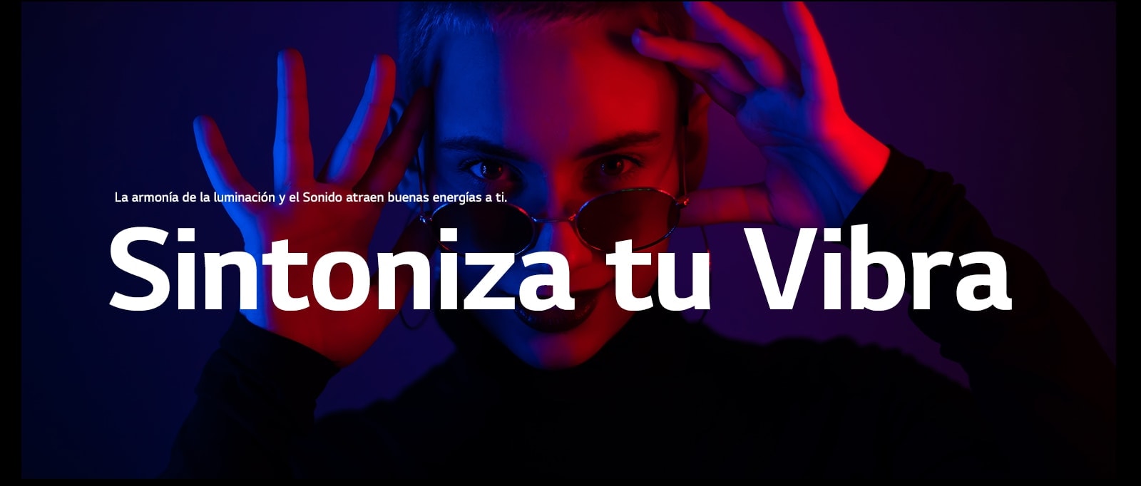 Mulher faz pose em iluminação vívida.