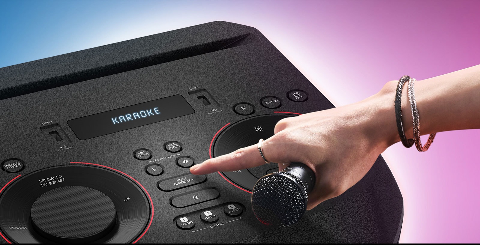 Una mano que sostiene un micrófono intenta presionar el botón de cancelación de voz en la parte superior de LG XBOOM.