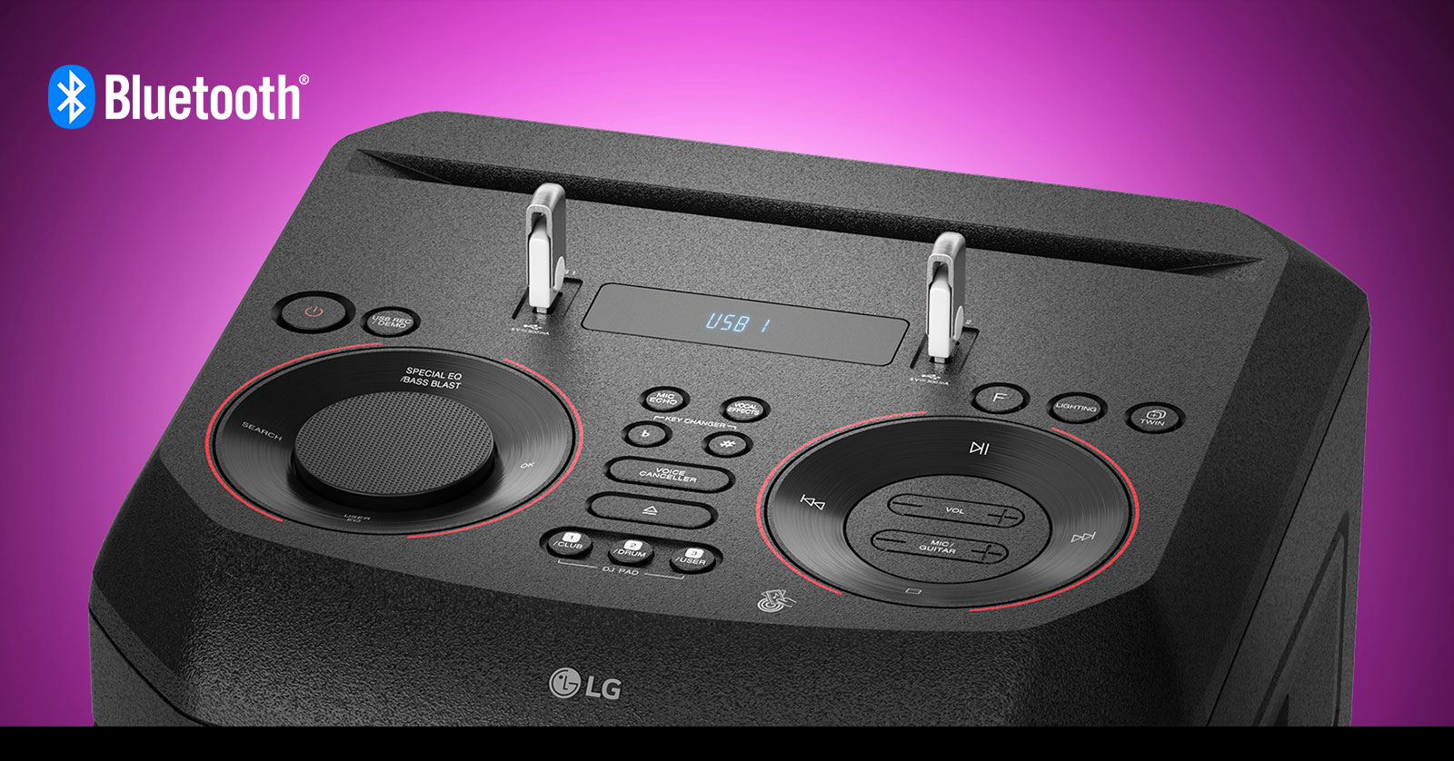 Una vista de cerca de los controles en la parte superior de LG XBOOM, con dos USB conectados. Un logotipo de Bluetooth se muestra en la esquina superior izquierda.