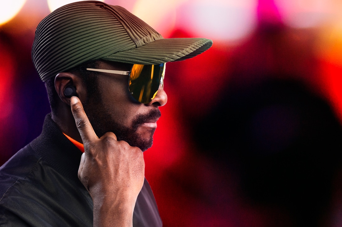 LG  LG xboom Buds by will.i.am | Audífonos Bluetooth | xboom Signature Sound con driver de grafeno | Color Blanco, Lifestyle image, BUDS.AMEXLWH, thumbnail 15