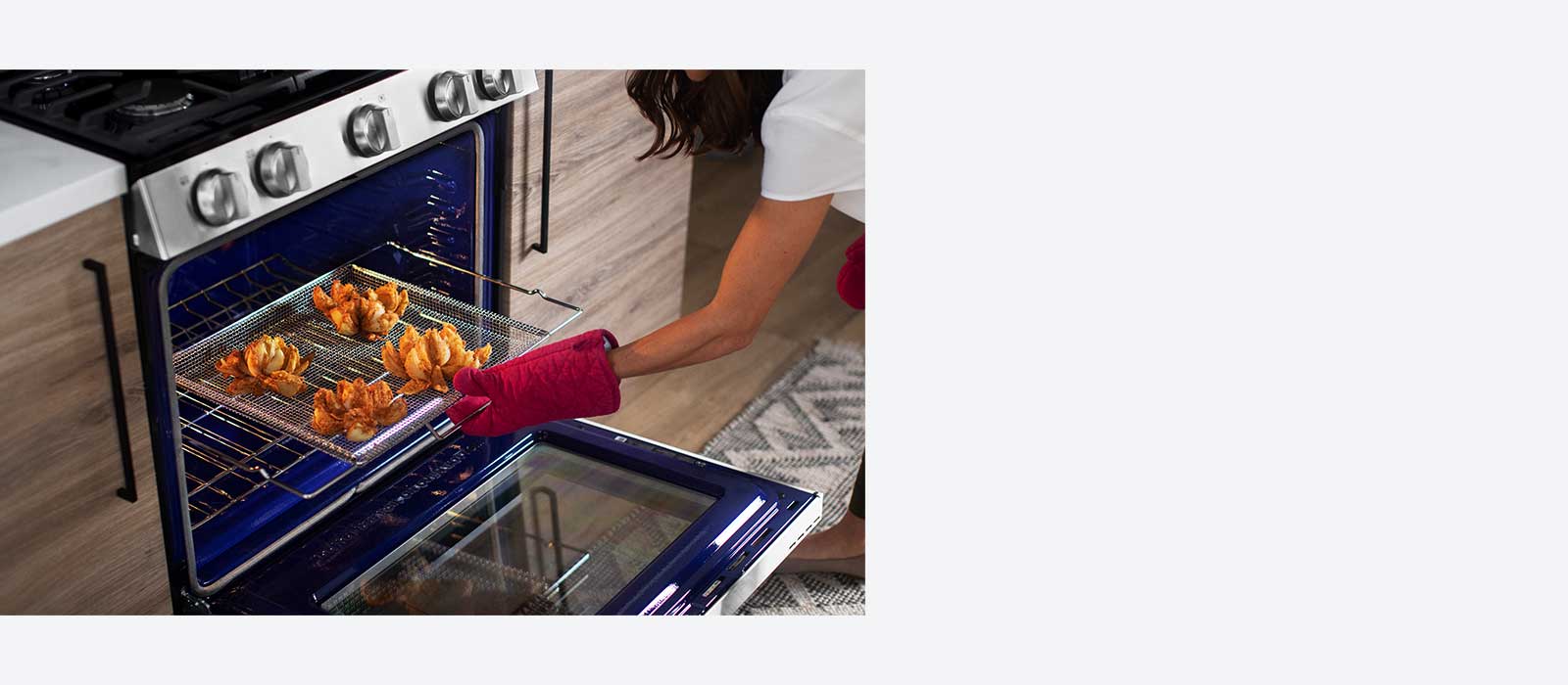 La freidora de aire integrada ofrece un sabor crujiente para alimentar a una multitud