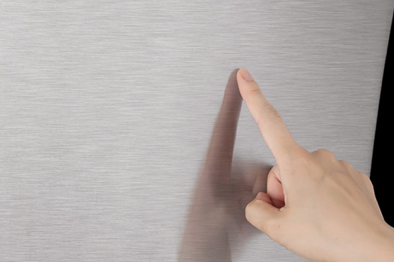 La imágen de un dedo tocando la superficie exterior del horno.