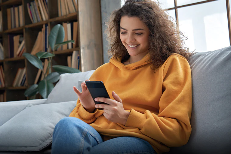 La imágen de la mujer sosteniendo el smarthphone